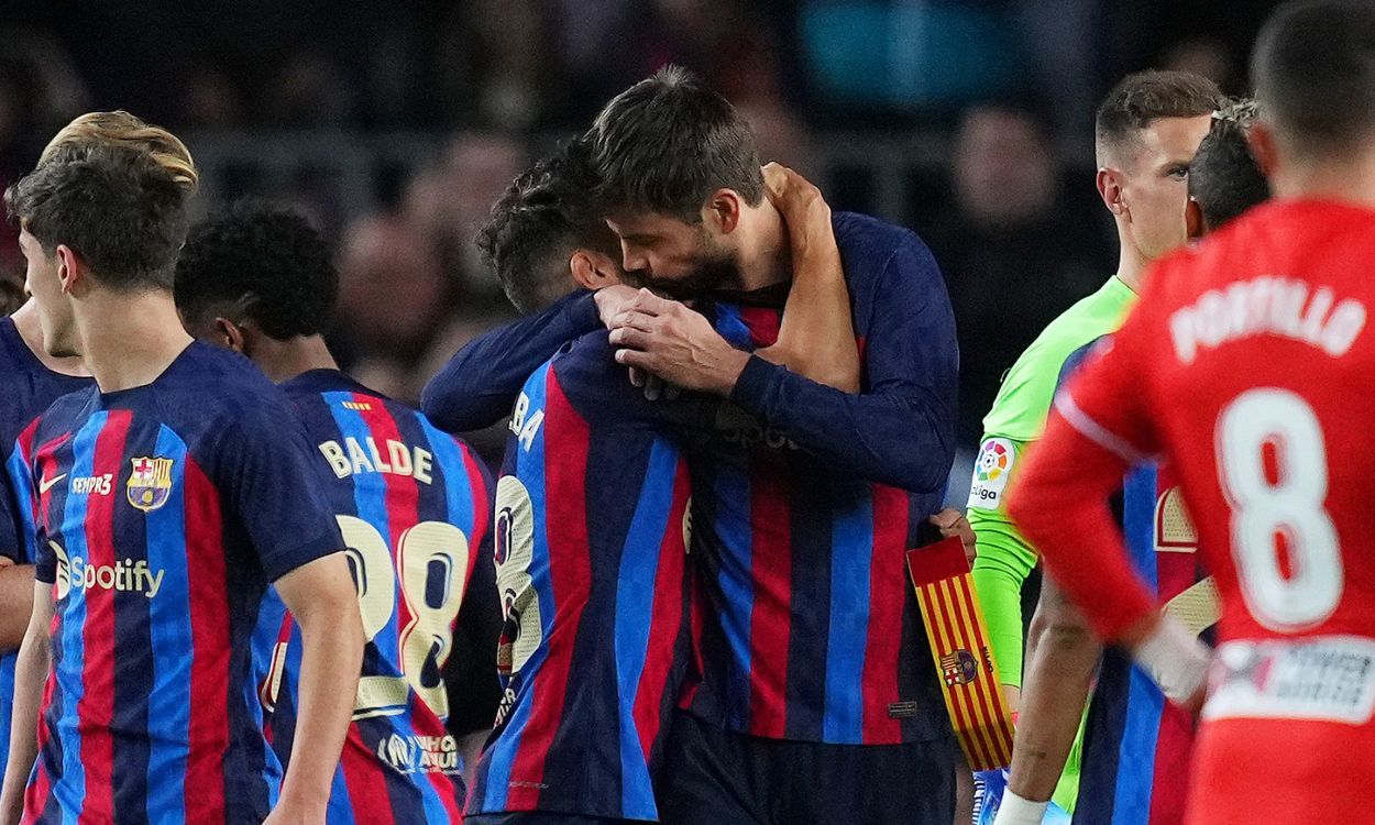 Jordi Alba abraza a Gerard Piqué en su despedida