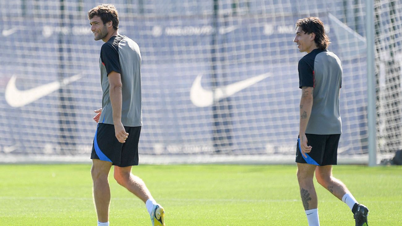 Marcos Alonso y Héctor Bellerín en un entrenamiento con el Barça