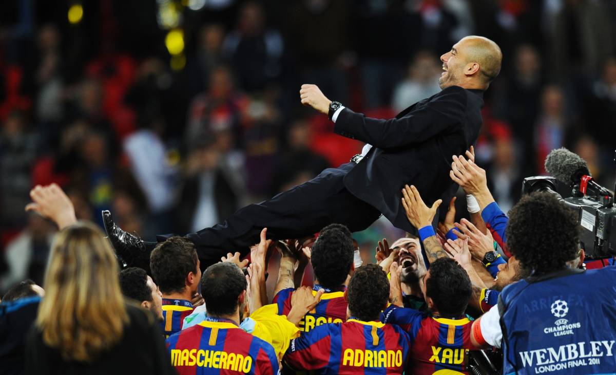 El manteo de los jugadores a Pep Guardiola tras la victoria