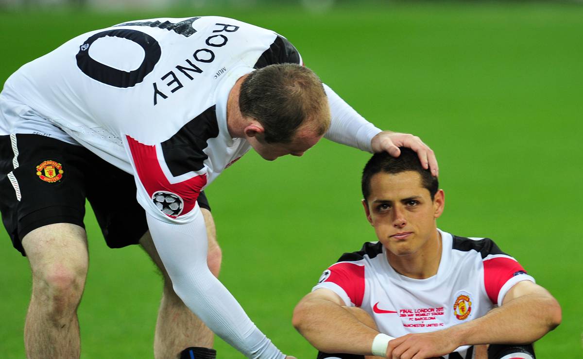 Wayne Rooney anima a Javier 'Chicharito' Hernández tras la derrota en Wembley 2011