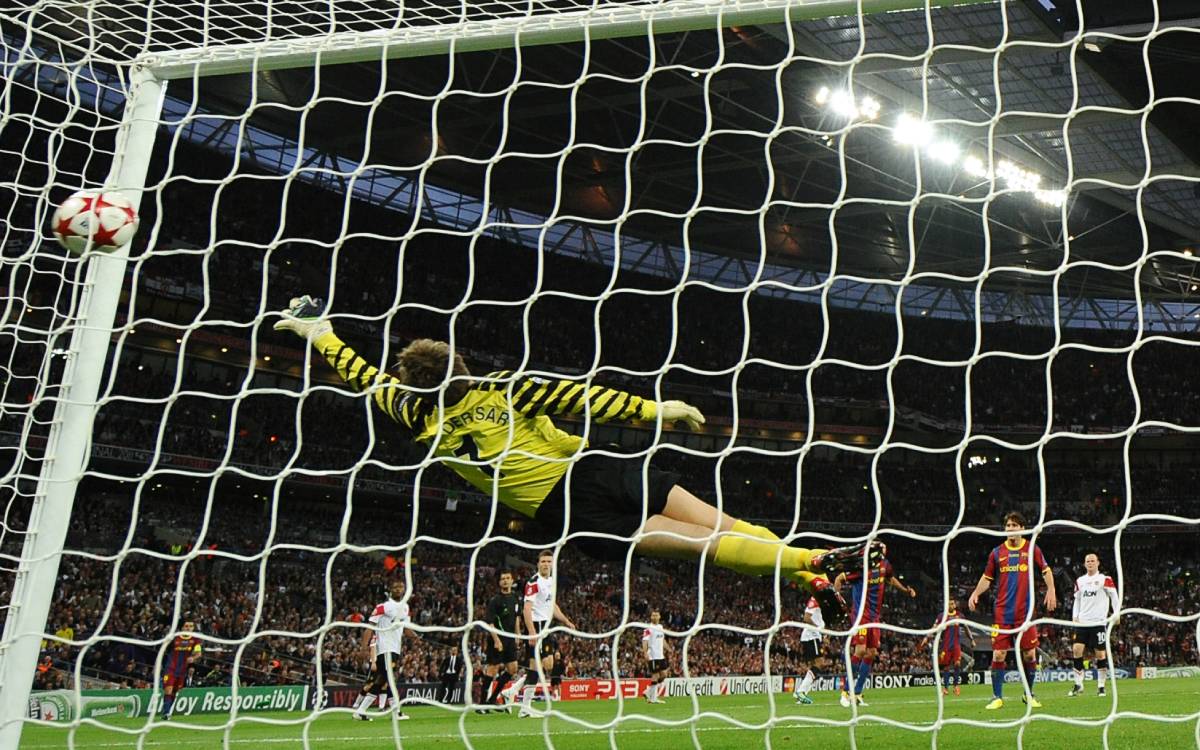 Edwin van der Sar no puede detener el remate de David Villa