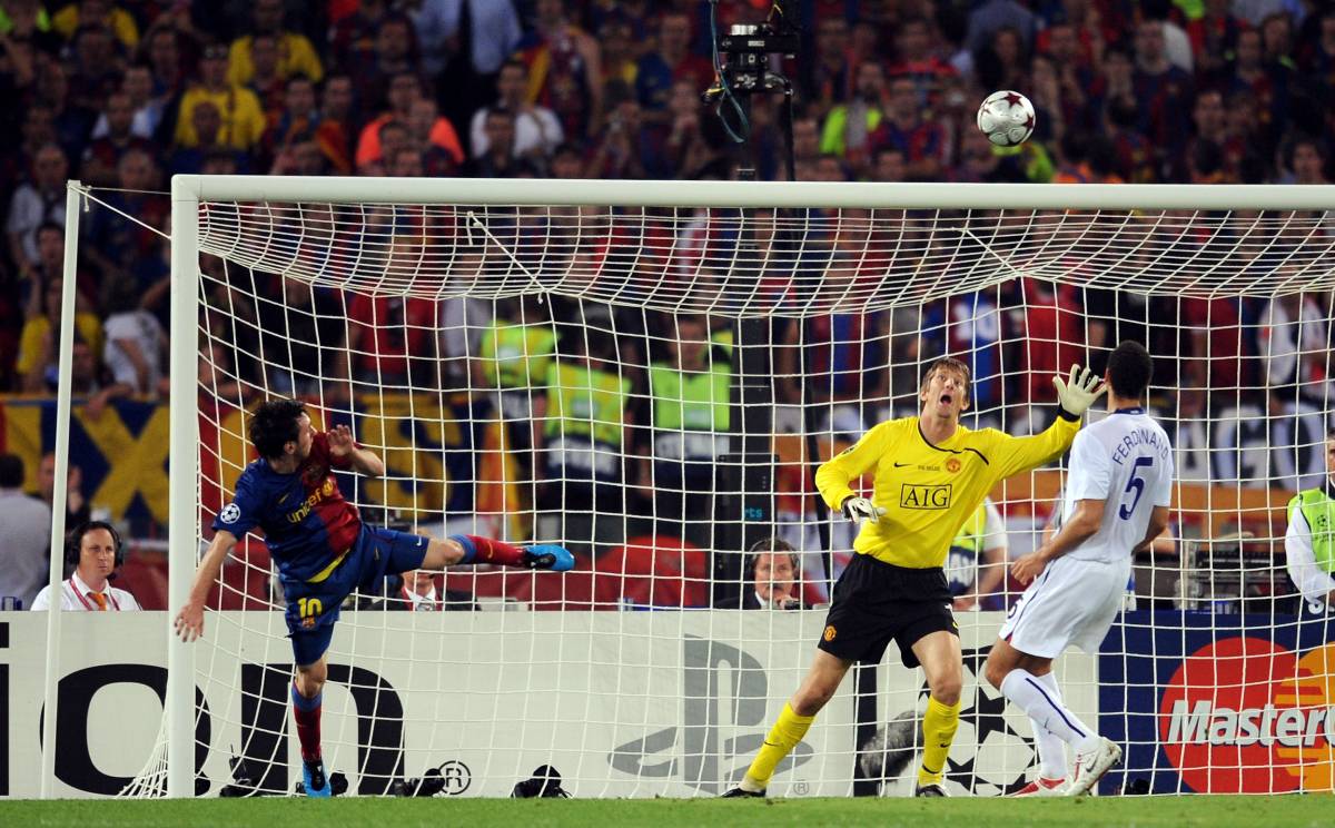 Messi marca de cabeza ante el United