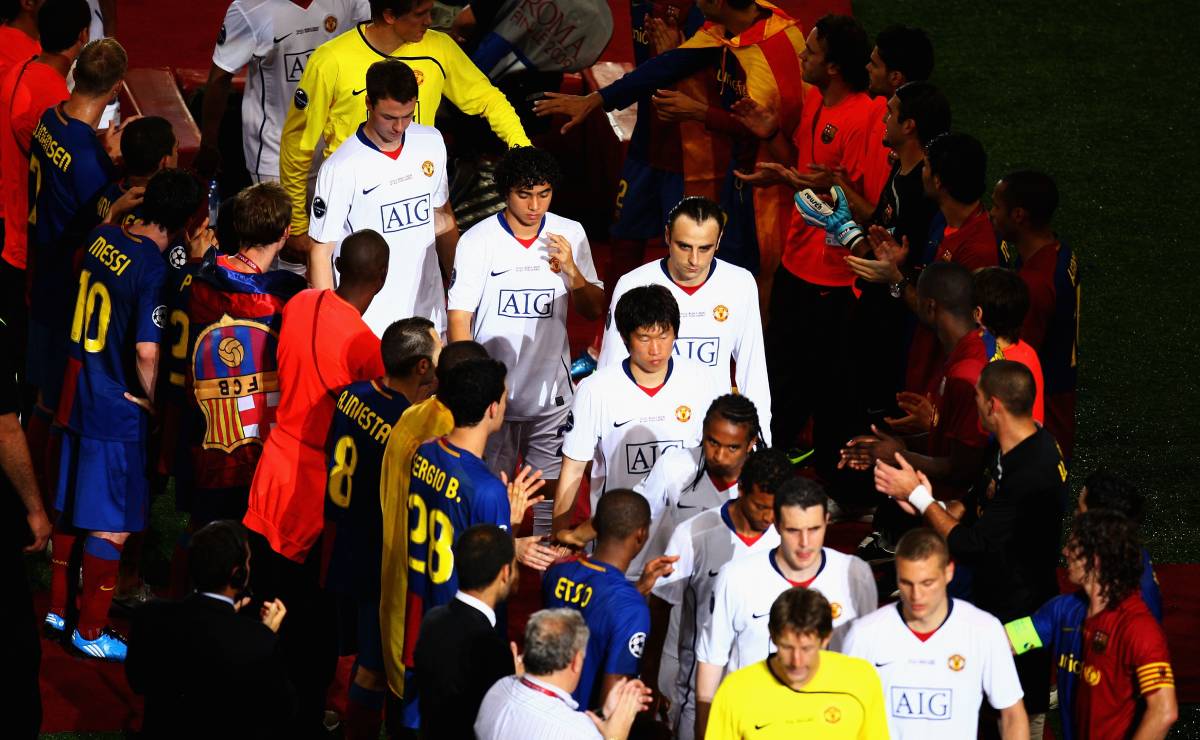 Pasillo del Barça al United tras la final