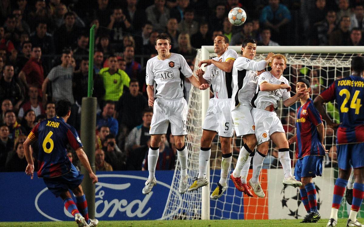 Xavi ejecuta un tiro libre ante el United