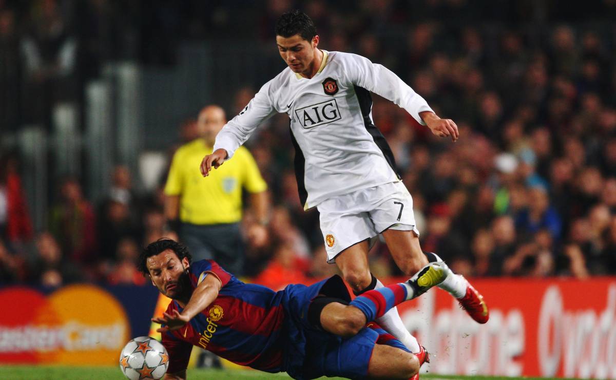 Cristiano Ronaldo disputa el balón con Gianluca Zambrotta