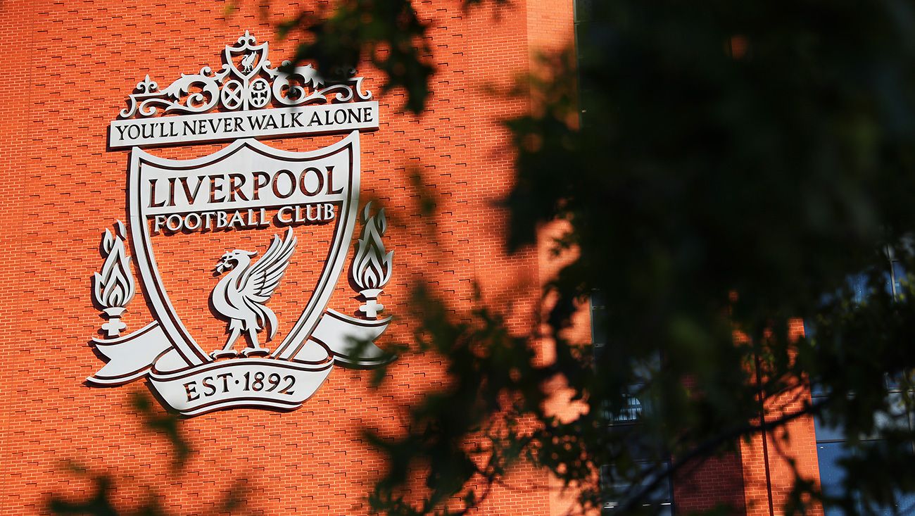 Escudo del Liverpool en Anfield