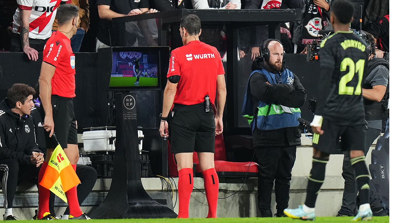 Referee Juan Martínez Munuera reviews an action at Rayo-Madrid (3-2)