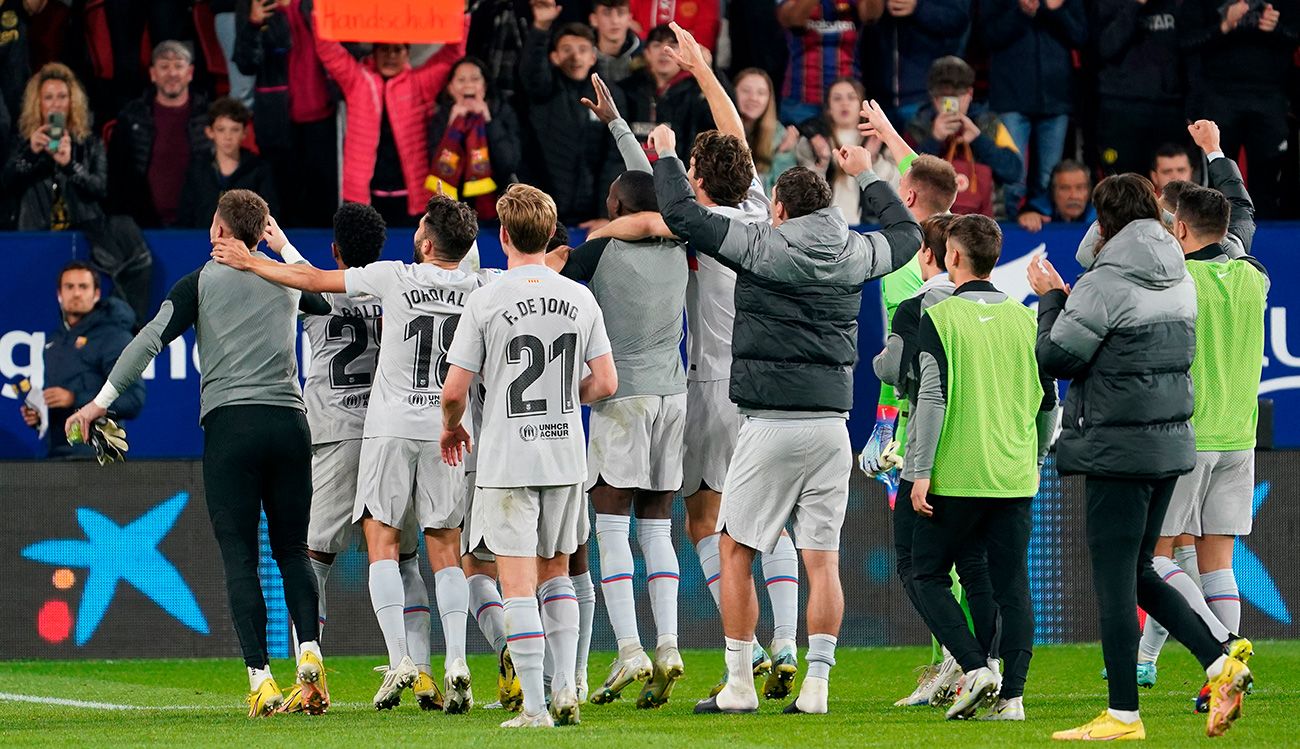 La plantilla del Barcelona festeja con los aficionados en la grada