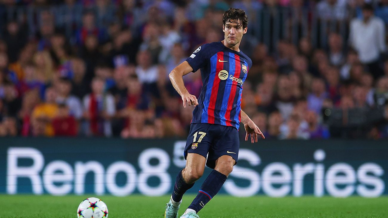 Marcos Alonso passing the ball