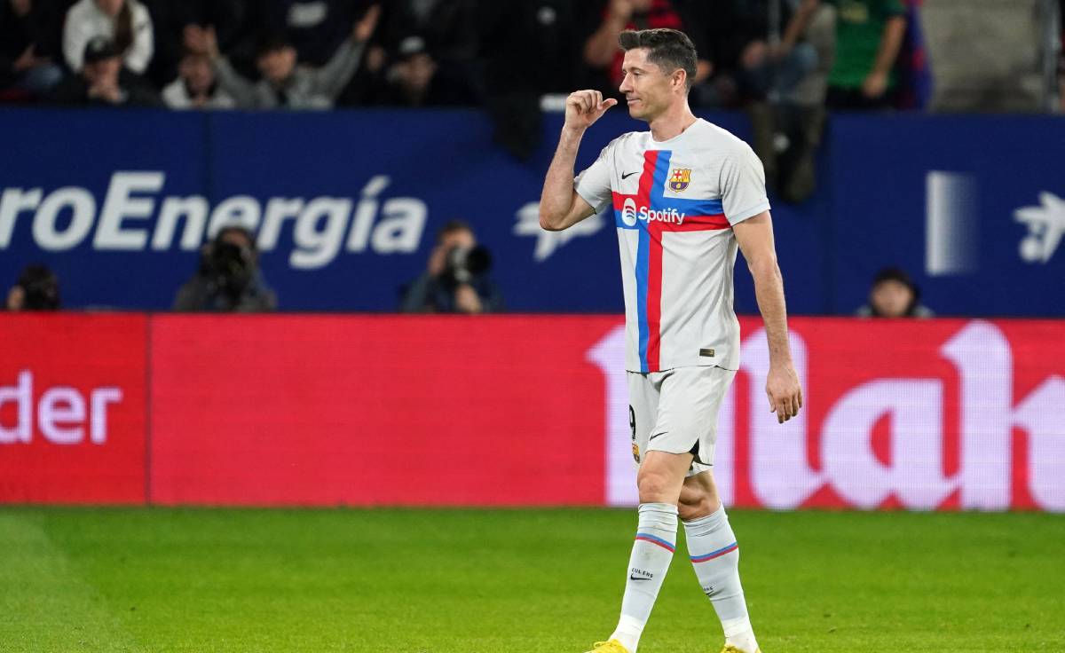 Lewandowski after receiving a red card v Osasuna