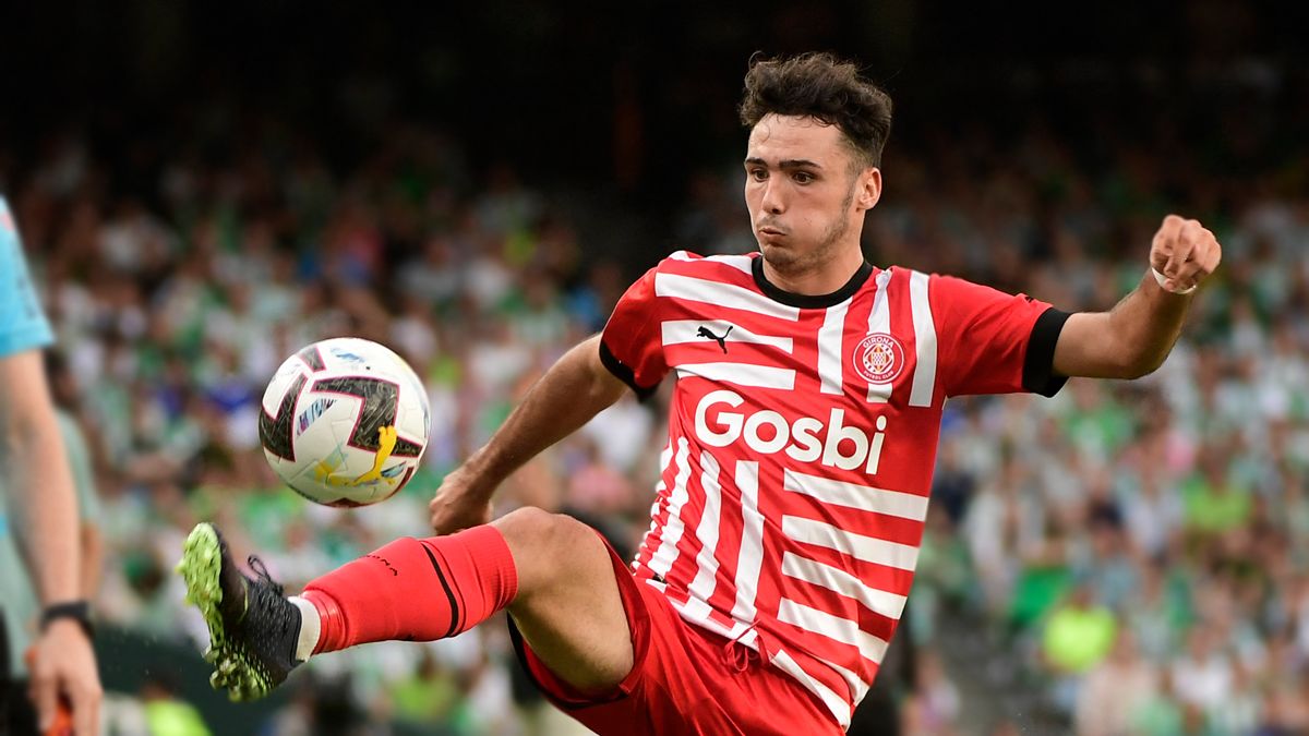 Arnau Martínez controla un balón en un partido de LaLiga