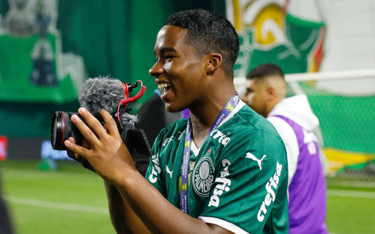 Ender celebrates after scoring v América MG