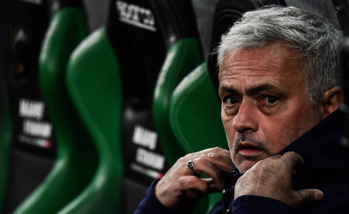 Mourinho during a match between Sassuolo and Roma