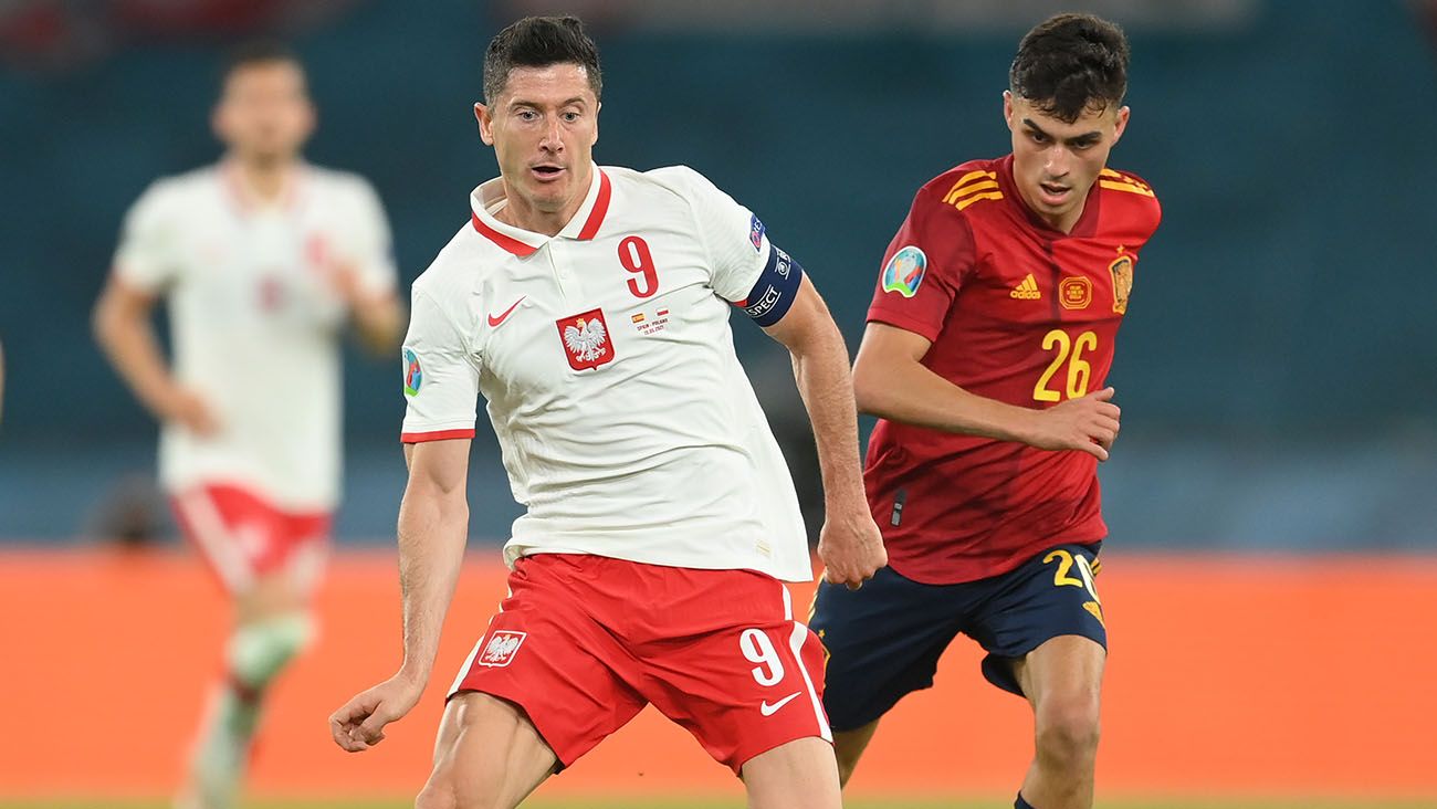 Robert Lewandowski and Pedri during the Spain-Poland Euro 2020