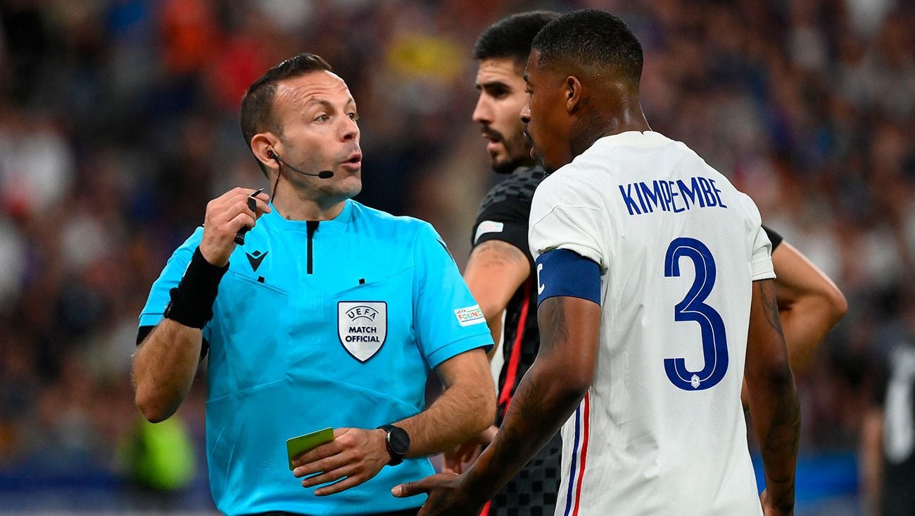 Presnel Kimpembe discutiendo