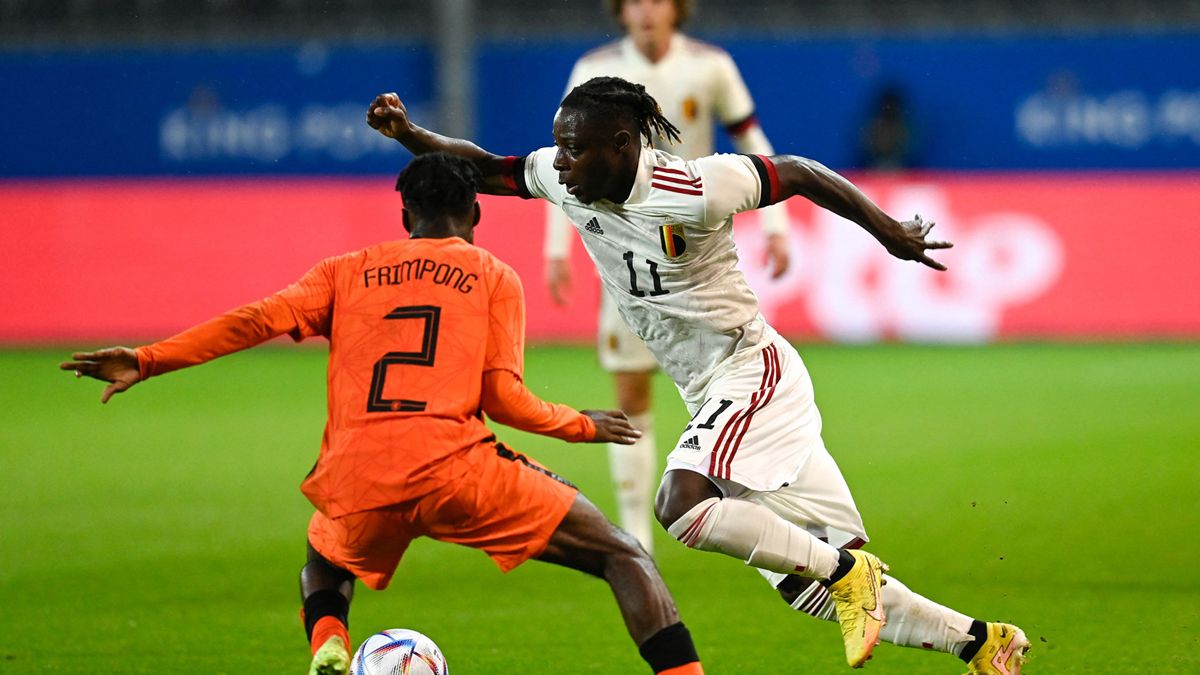 Jeremie Frimpong enfrentando a Bélgica