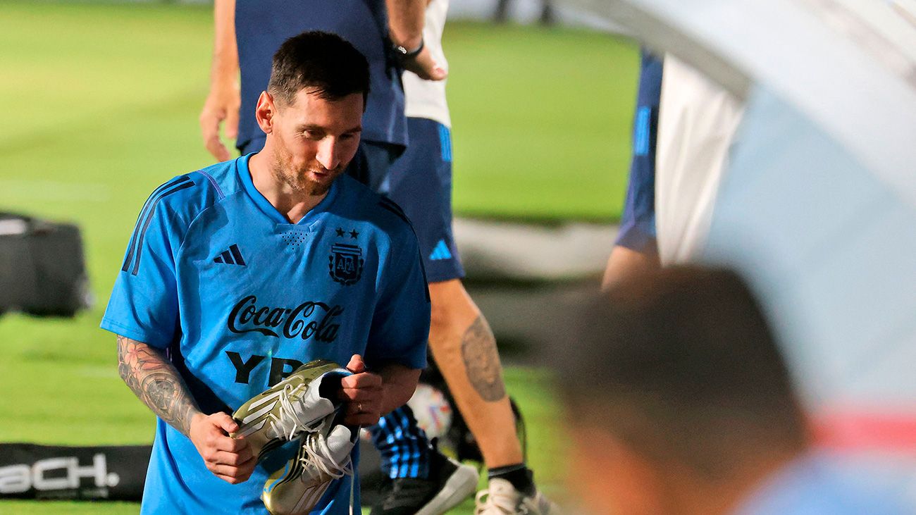 Lionel Messi training with Argentina