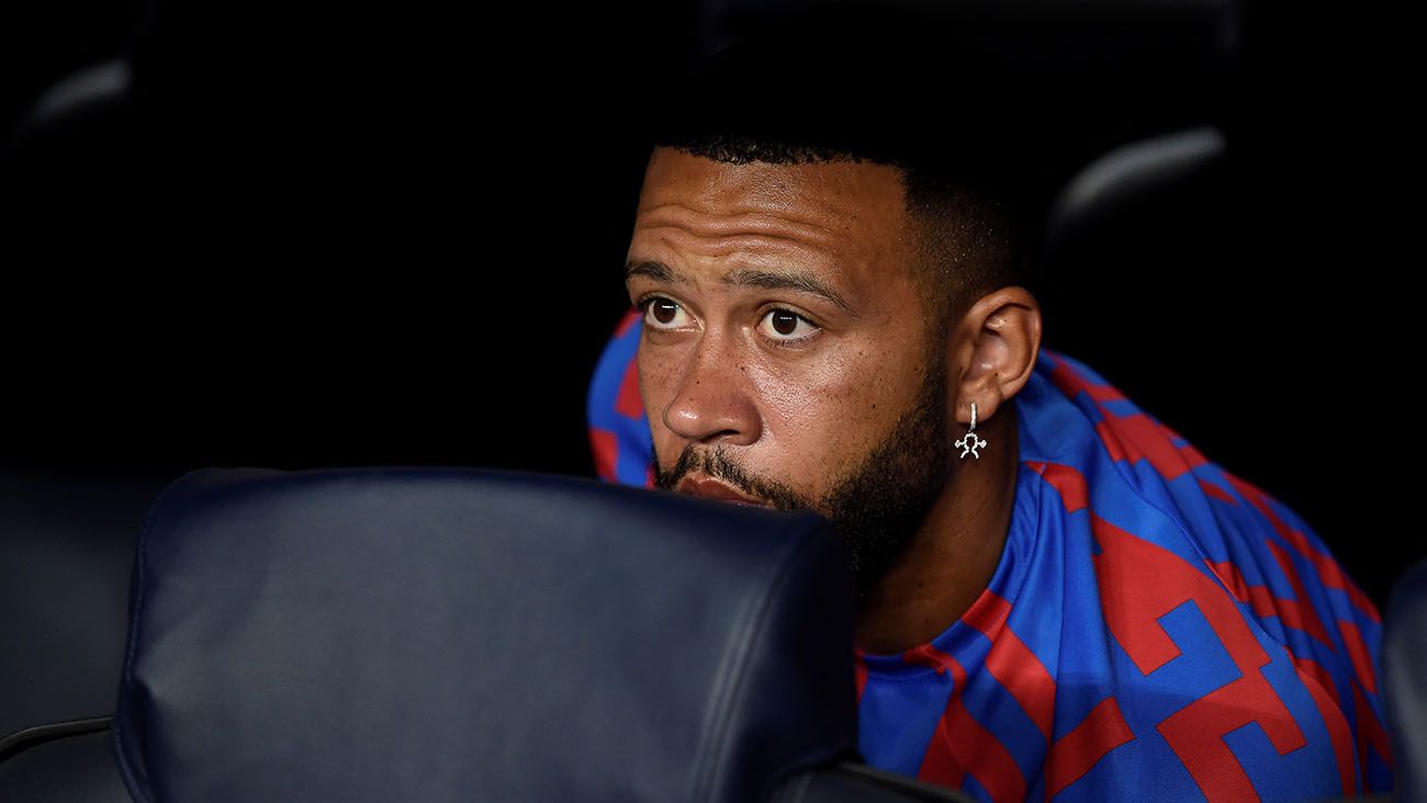 Memphis Depay on the bench of the Spotify Camp Nou