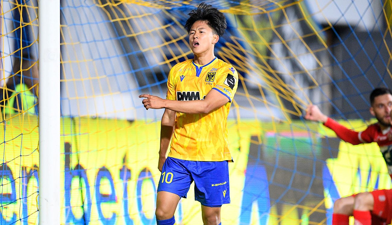Seung Woo Lee in a match with Sint-Truiden