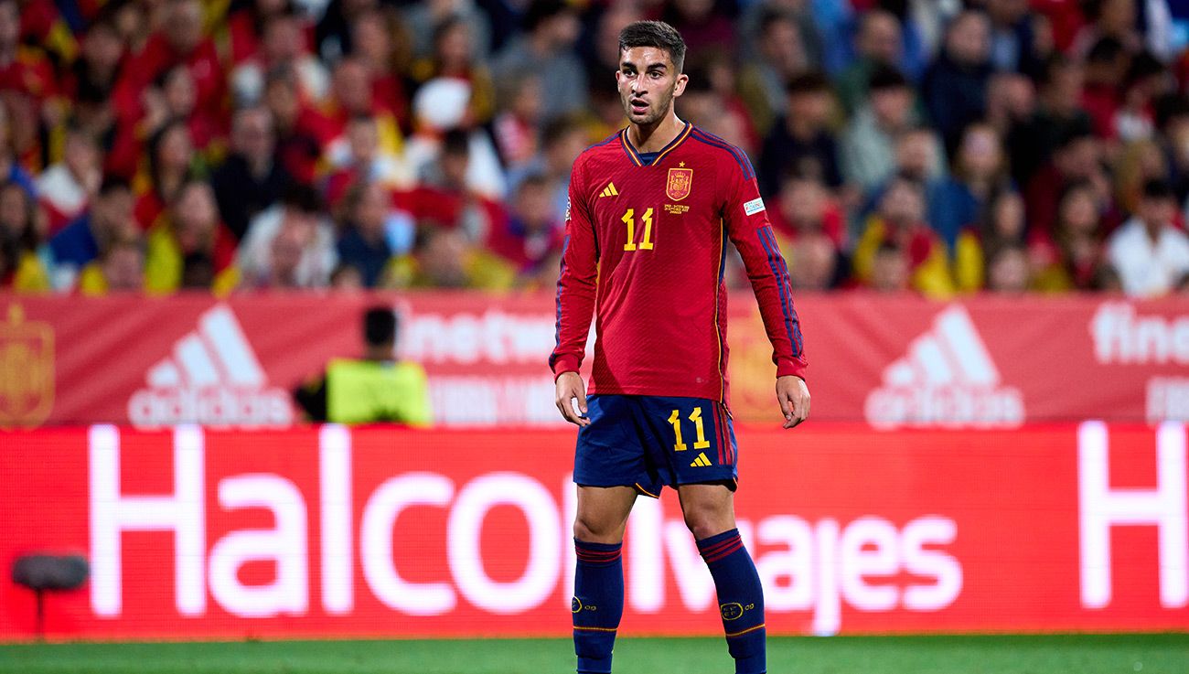 Ferran Torres disputando un partido con España
