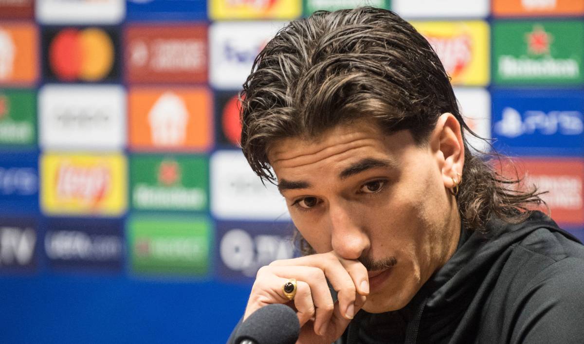 Hécto Bellerín in a press conference