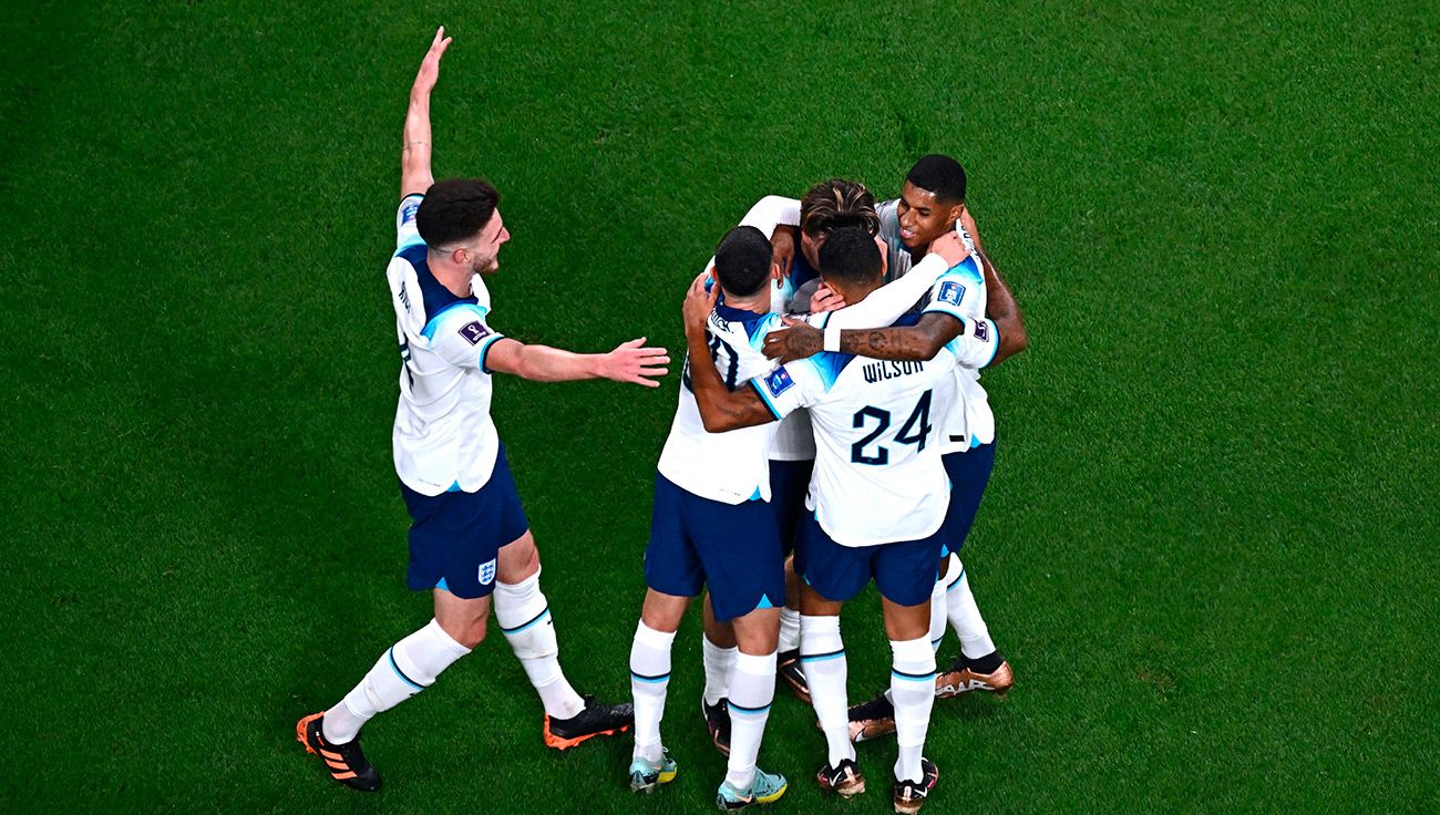 Jugadores de Inglaterra celebrando un gol
