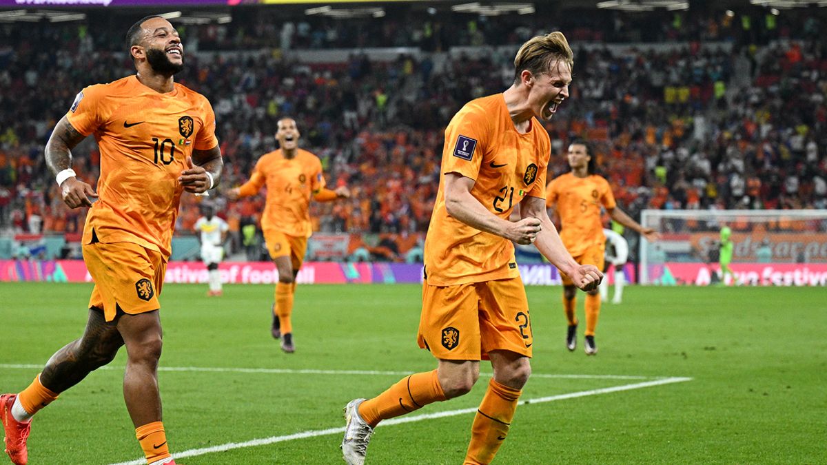 Memphis Depay y Frenkie de Jong celebran un gol con Países Bajos