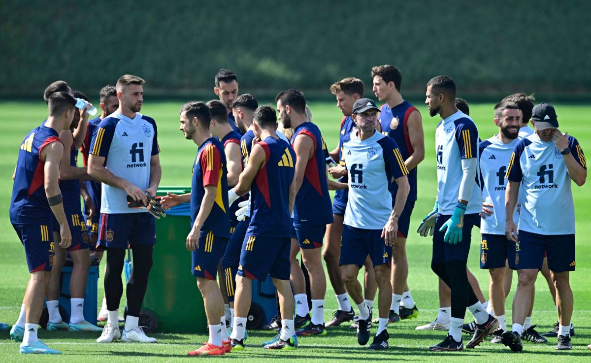 Luis Enrique dirige un entrenamiento de la selección