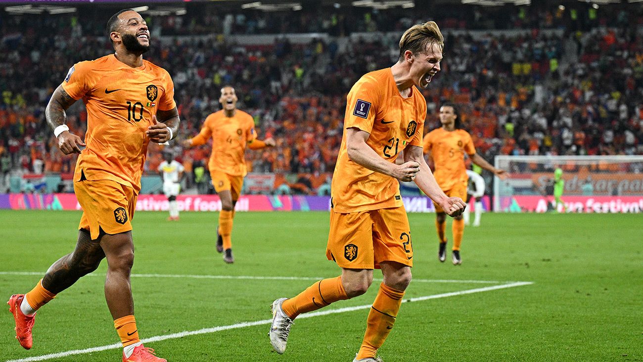 Memphis Depay y Frenkie de Jong celebran un gol de Países Bajos