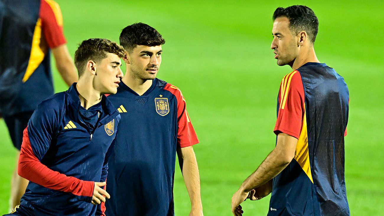 Pedri, Gavi y Sergio Busquets en un entrenamiento con España