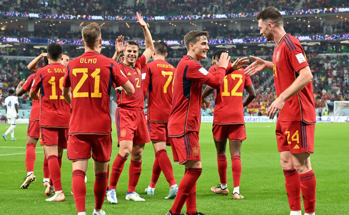 Spain players celebrate after defeating Costa Rica