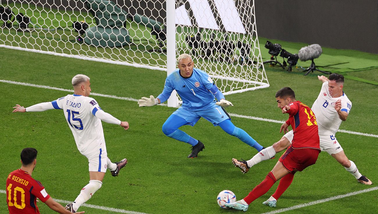 Ferran Torres define su segundo gol ante Costa Rica
