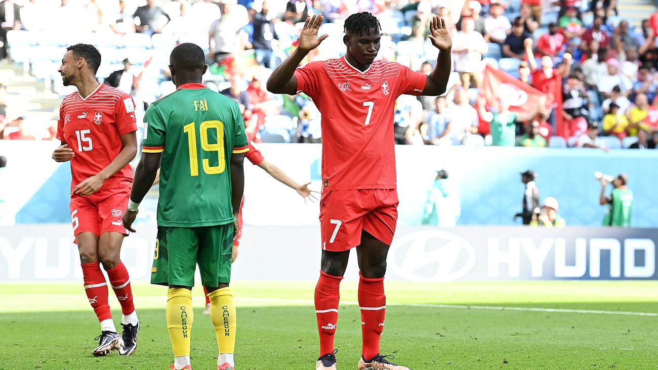 Embolo anota su gol con suiza y no celebra por respeto a su país de nacimiento