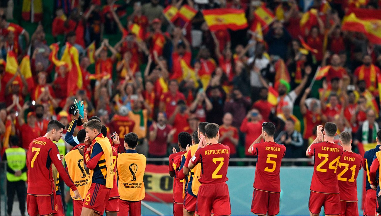 Los jugadores de España celebran la victoria con la afición