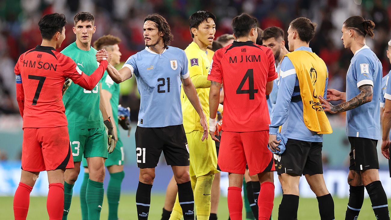 Los jugadores de Uruguay y Corea saludándose