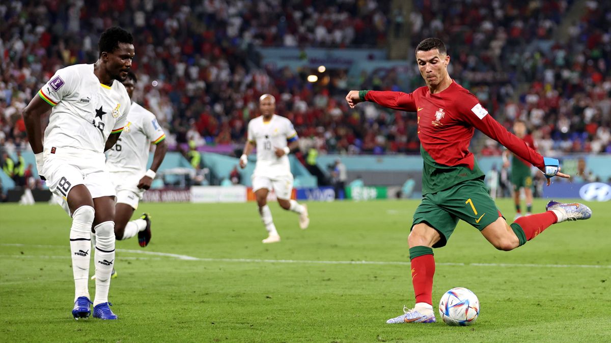 Cristiano Ronaldo remata en el Portugal Ghana