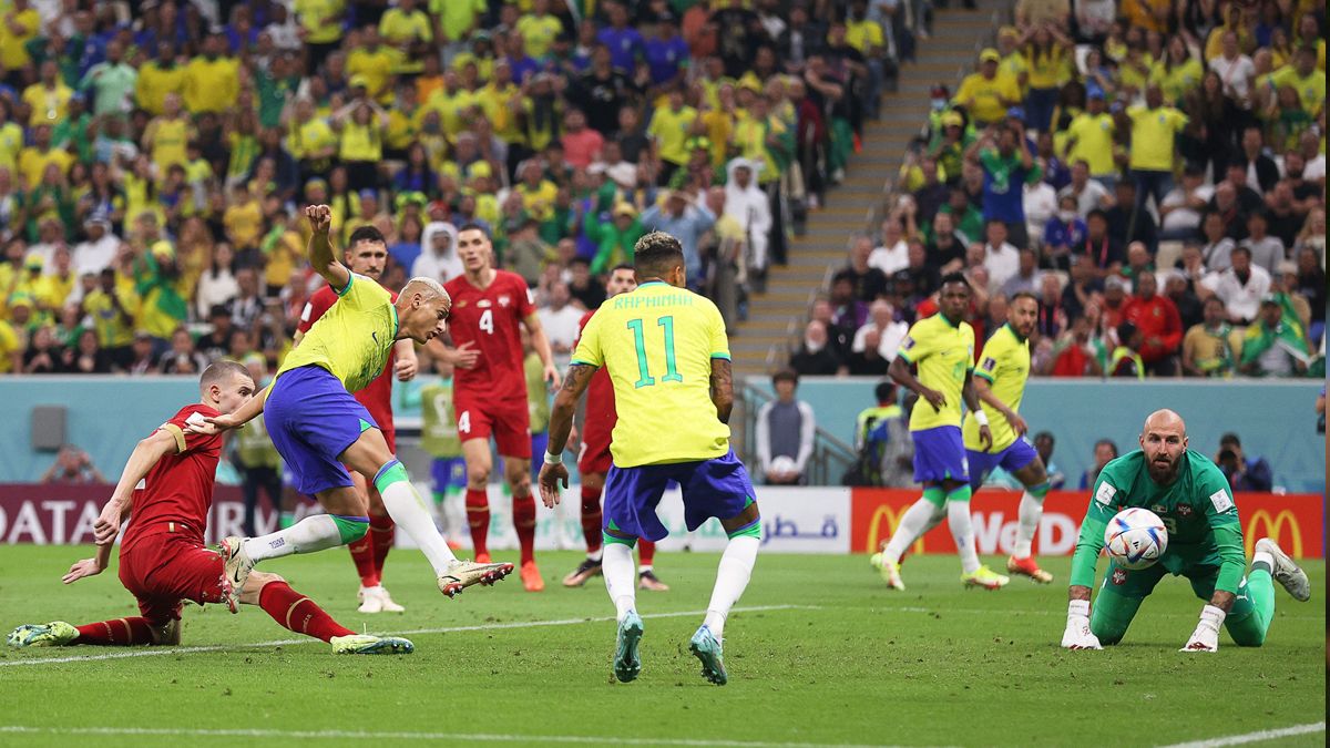 Richarlison remata en el Brasil vs Serbia del Mundial