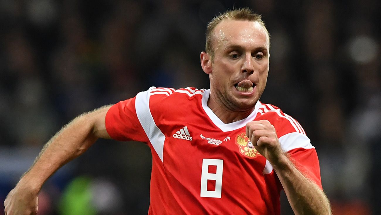 Denis Glushakov durante un partido con Rusia