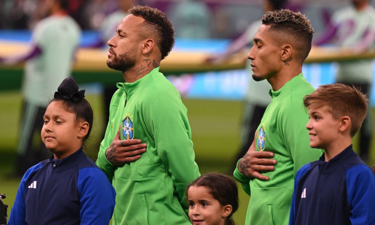 Neymar y Raphinha en un partido ante Serbia