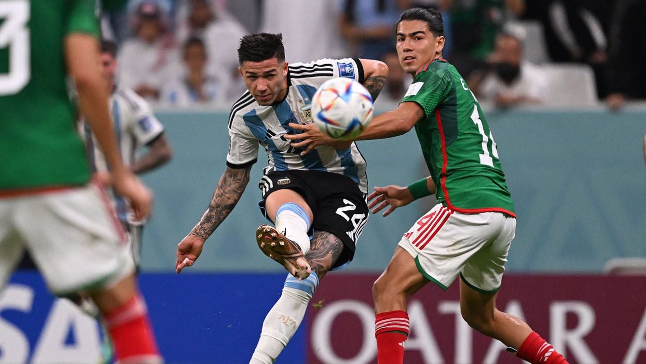 Enzo Fernández en la jugada de su gol ante México (2-0)