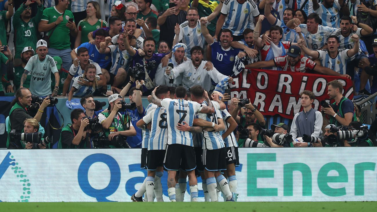 Los jugadores de Argentina abrazados