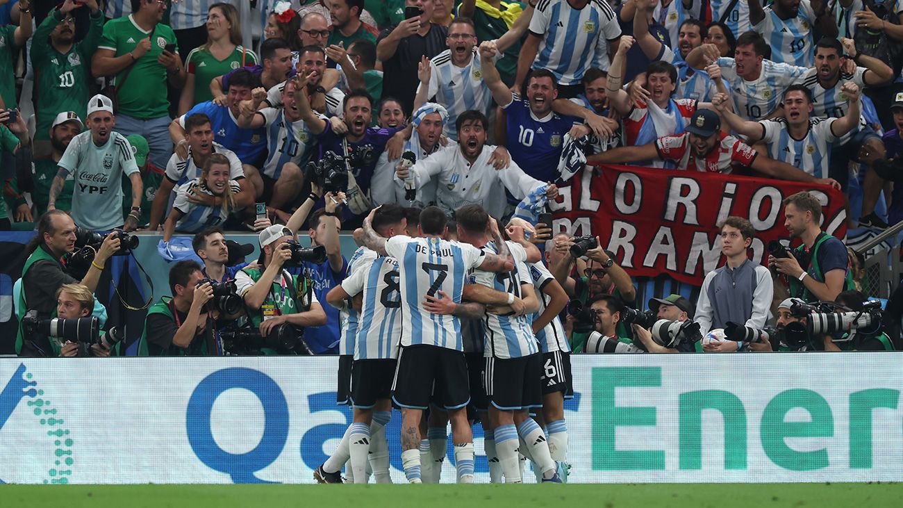 The players of Argentina embraced