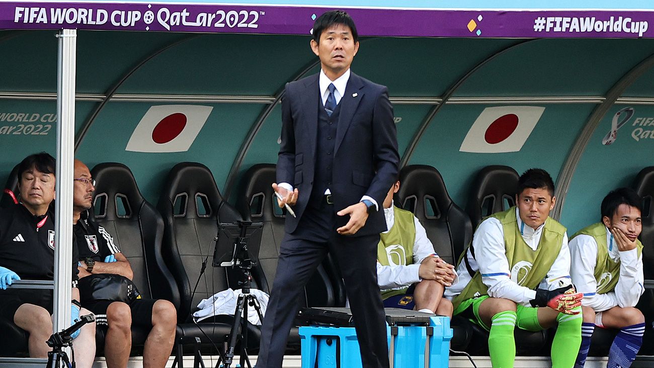 Hayime Moriyasu observando un partido