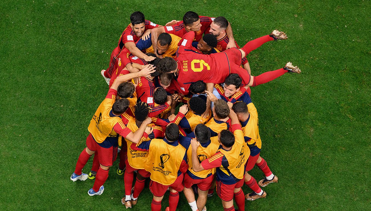 Jugadores de España celebran un gol
