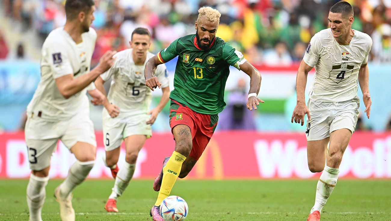 Choupo Moting durante un partido con Camerún