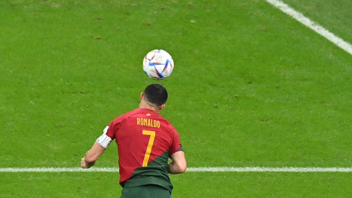 Cristiano Ronaldo 'intenta' rematar un balón en el área