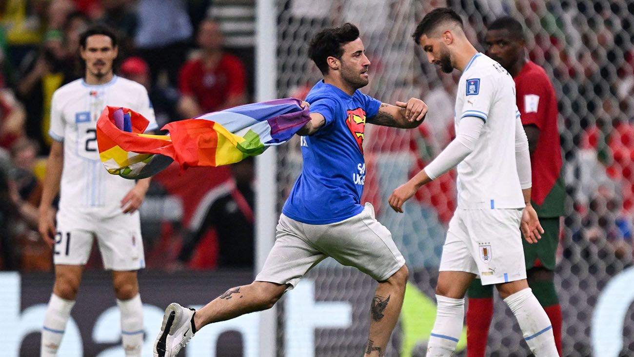 El espontáneo que saltó al campo en el Portugal-Uruguay (2-0)