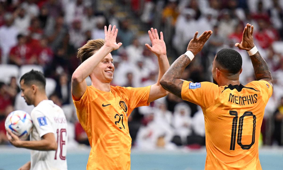 De Jong and Memphis celebrate after scoring v Qatar