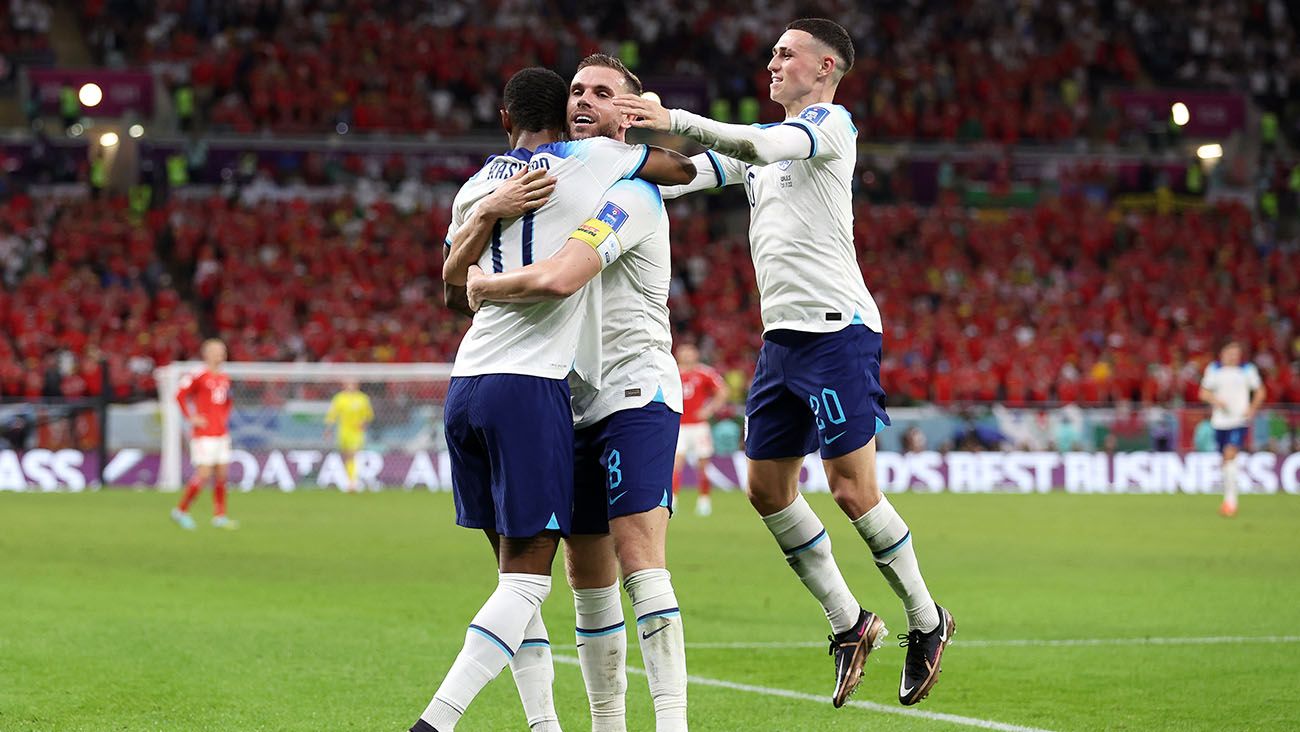 Rashford, Henderson y Foden festejan uno de los goles ante Gales (0-3)