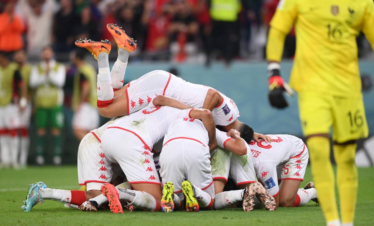 Túnez festeja su gol ante Francia
